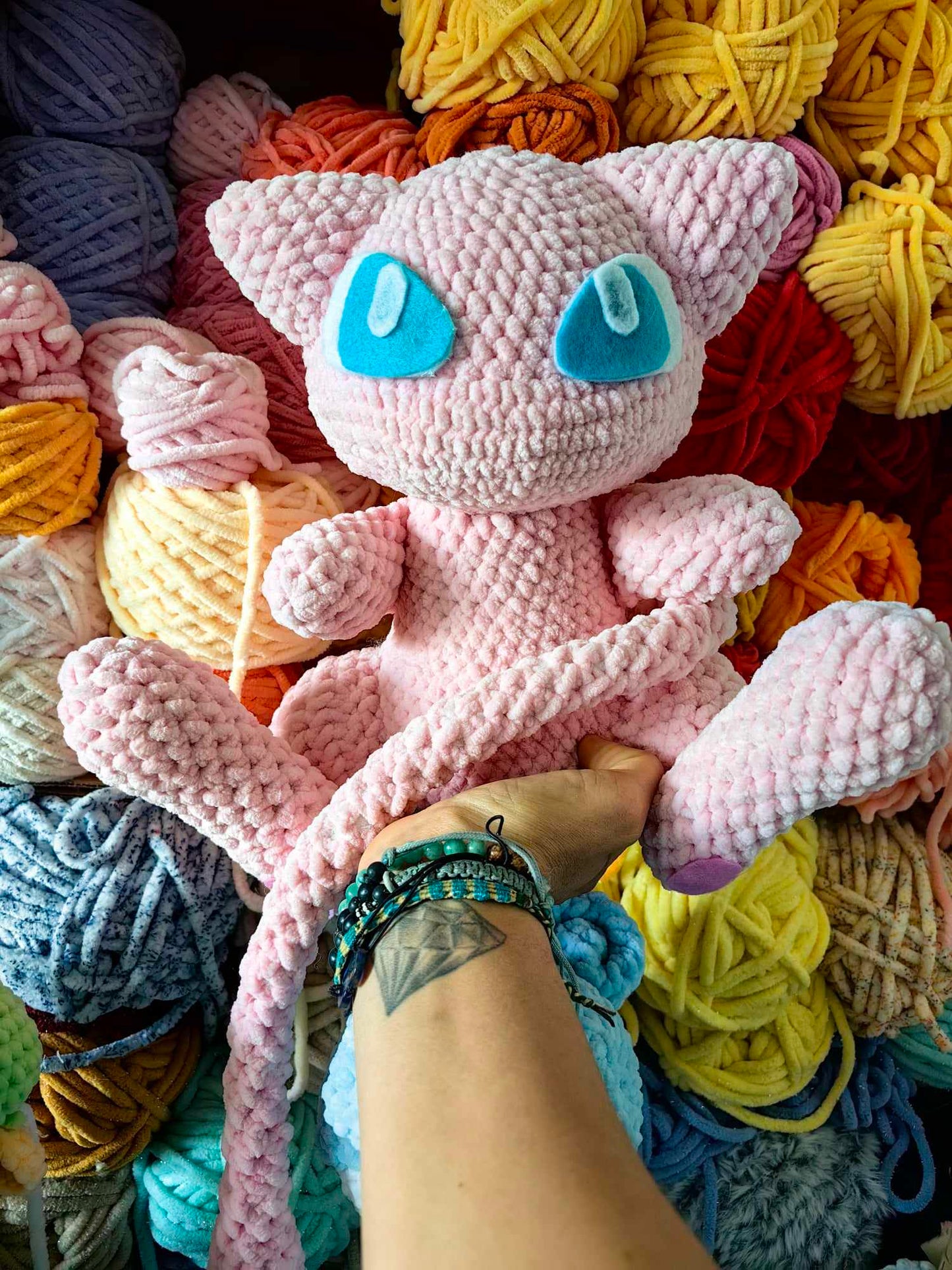 Mew, la peluche légendaire à adopter absolument ! 🐱💫